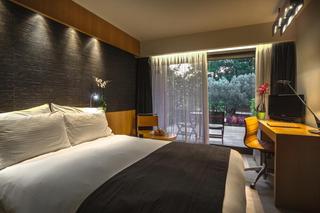 Alexander Beach Hotel & Spa Alexandroúpolis Ngoại thất bức ảnh A room at the Athens Hilton
