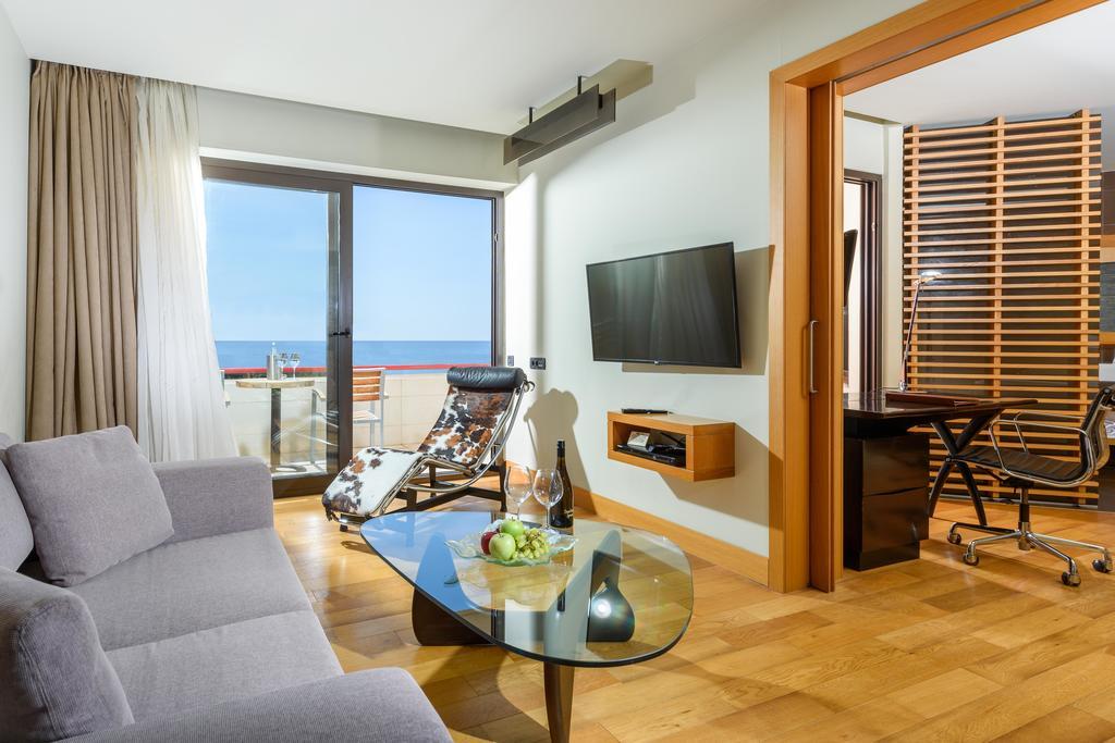 Alexander Beach Hotel & Spa Alexandroúpolis Ngoại thất bức ảnh A suite at the hotel