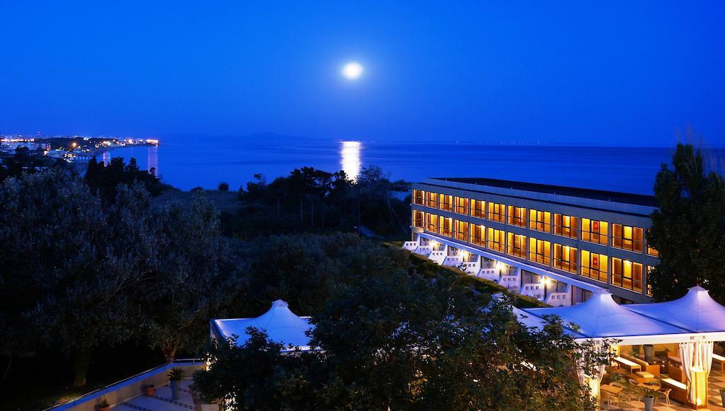 Alexander Beach Hotel & Spa Alexandroúpolis Ngoại thất bức ảnh The hotel at night