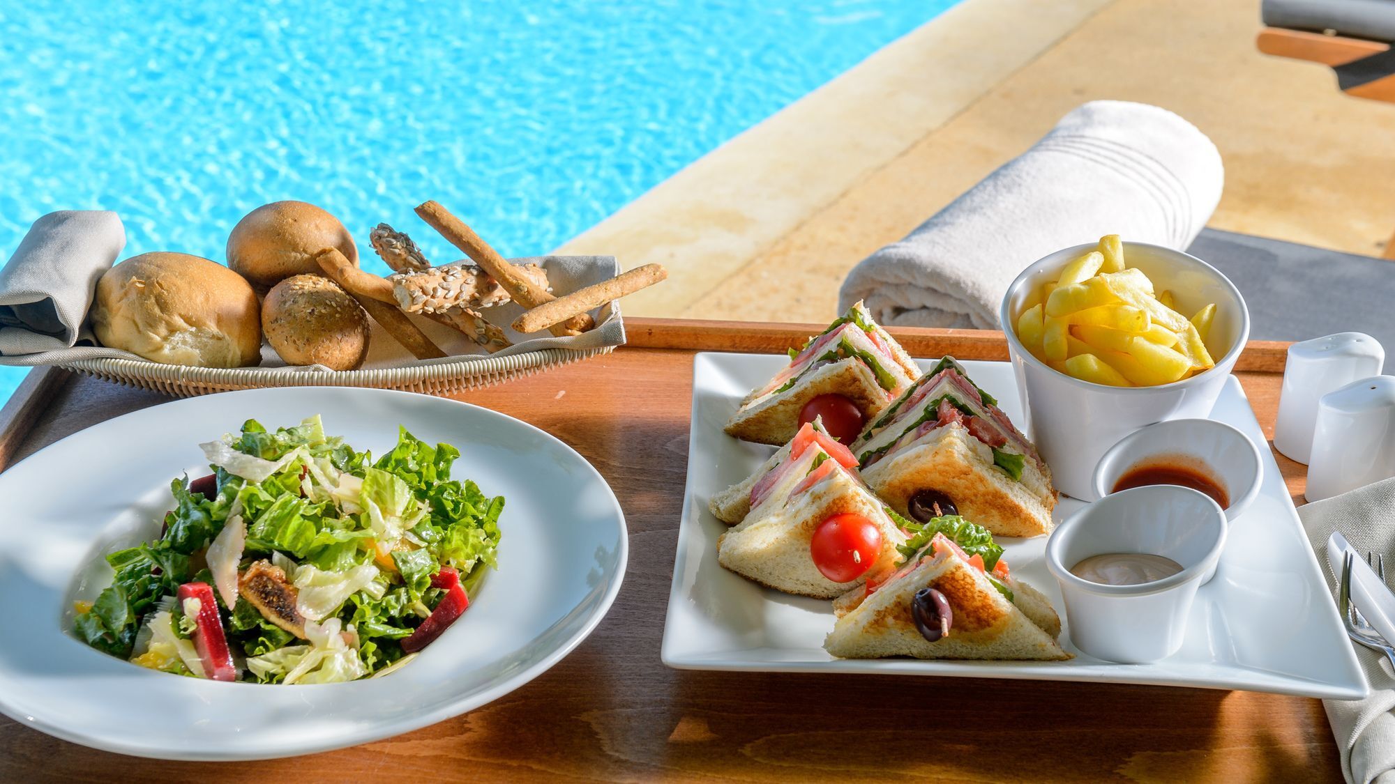 Alexander Beach Hotel & Spa Alexandroúpolis Ngoại thất bức ảnh A selection of light lunch items
