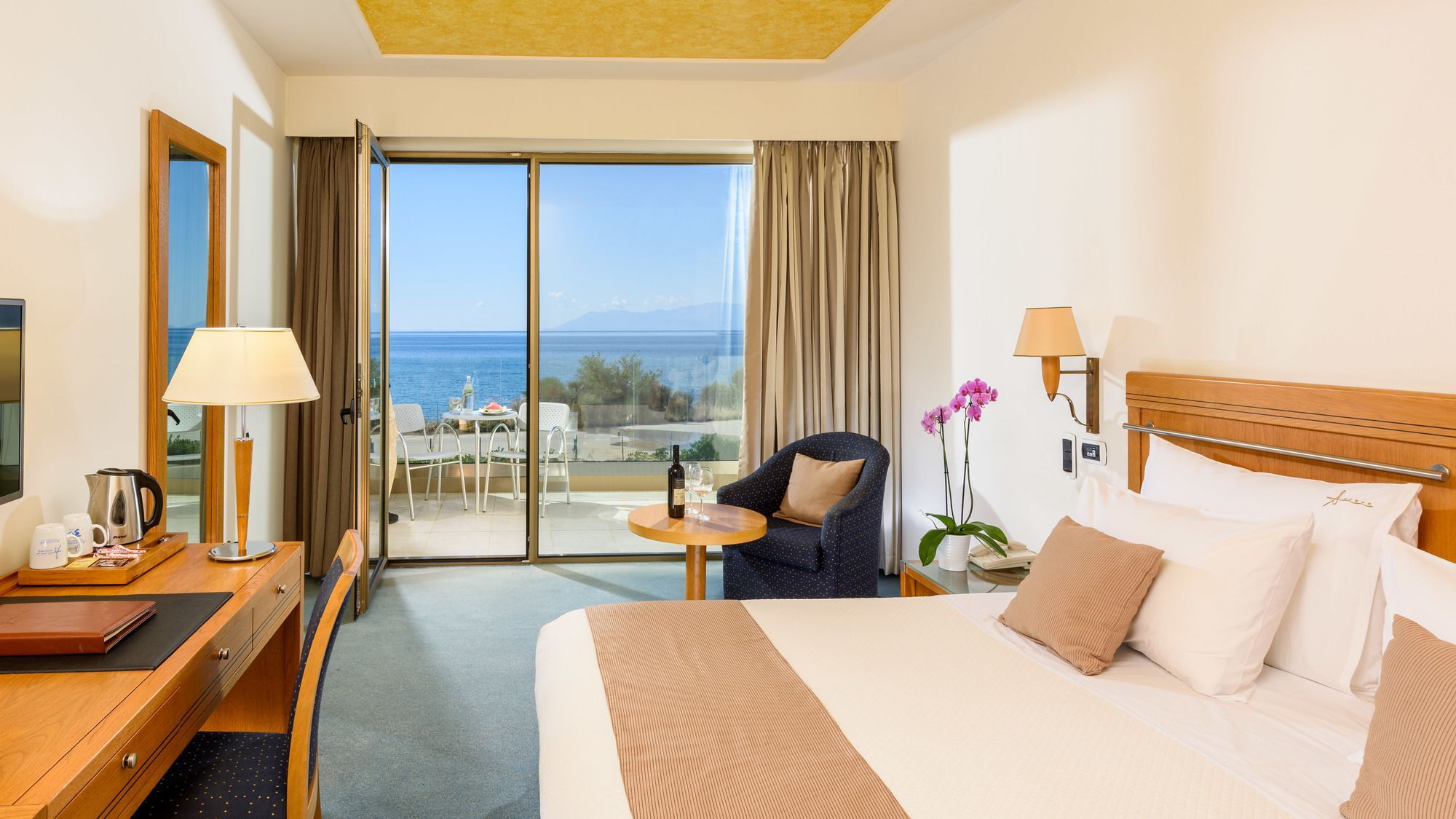 Alexander Beach Hotel & Spa Alexandroúpolis Ngoại thất bức ảnh A room at the Grand Resort