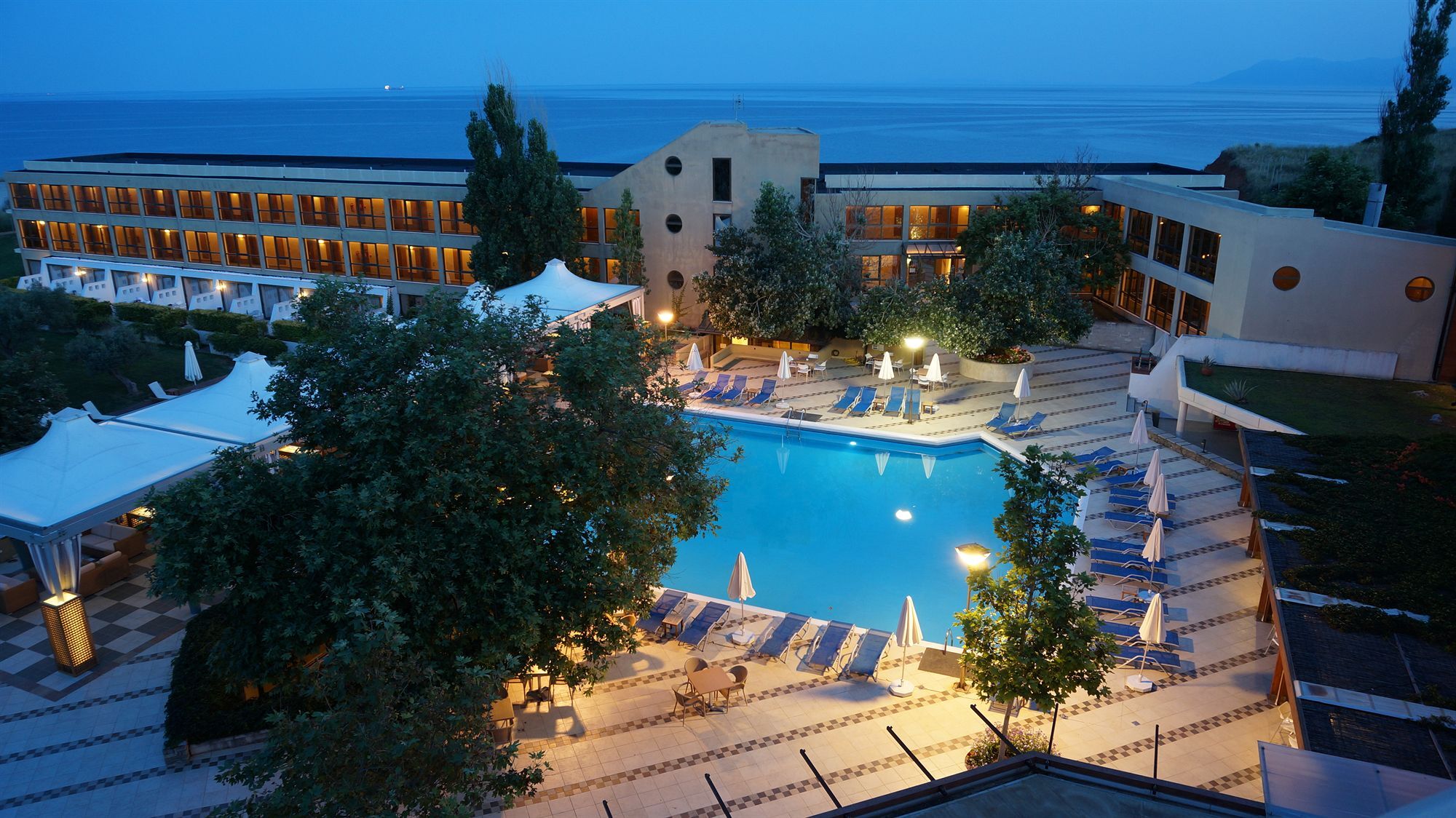 Alexander Beach Hotel & Spa Alexandroúpolis Ngoại thất bức ảnh The hotel at night