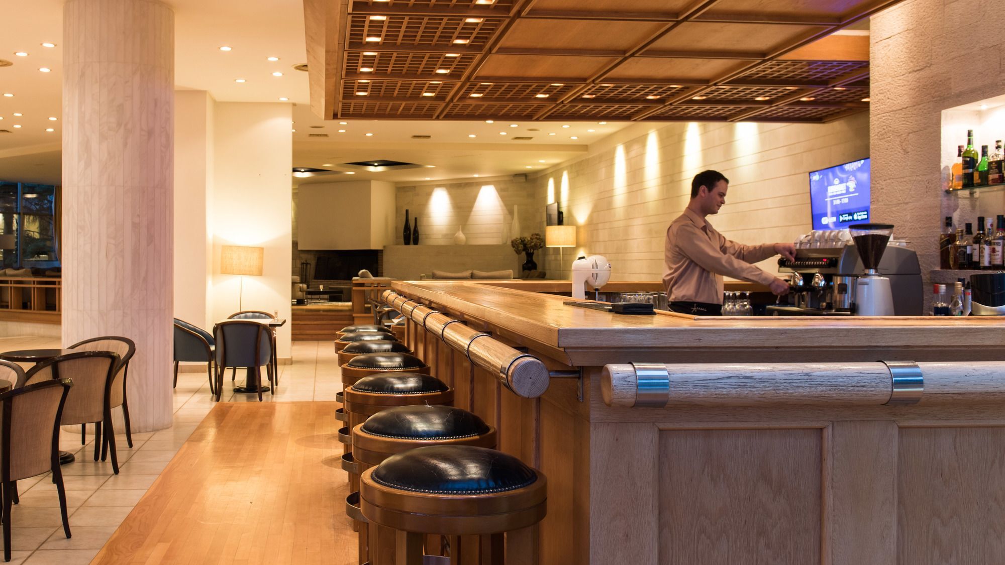 Alexander Beach Hotel & Spa Alexandroúpolis Ngoại thất bức ảnh A barista at work